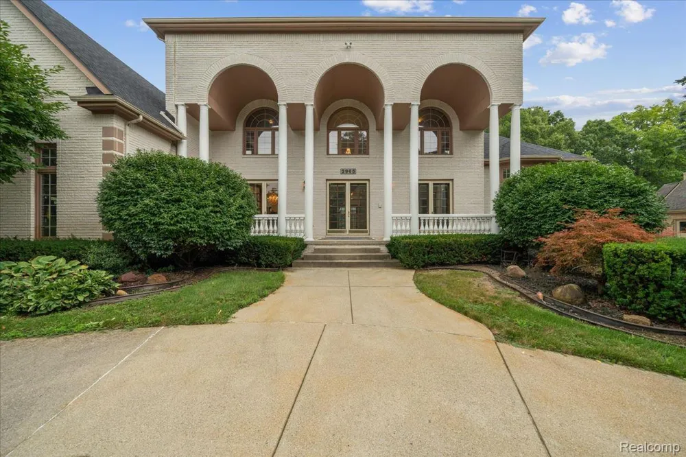 3965 Loch Bend Drive Commerce Charter Township, MI 48382