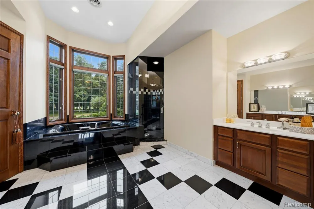 3965 Loch Bend Drive Commerce Charter Township, MI 48382