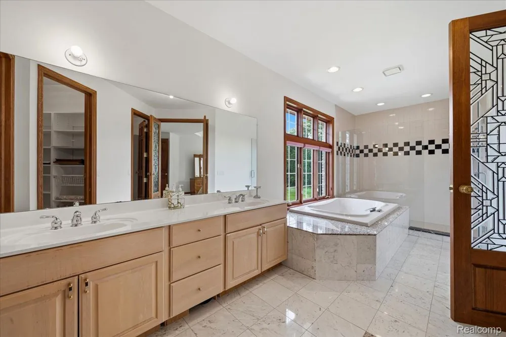 3965 Loch Bend Drive Commerce Charter Township, MI 48382