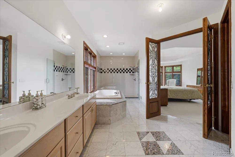 3965 Loch Bend Drive Commerce Charter Township, MI 48382