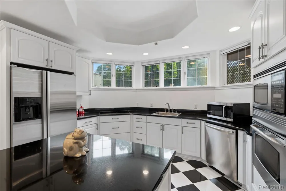 3965 Loch Bend Drive Commerce Charter Township, MI 48382