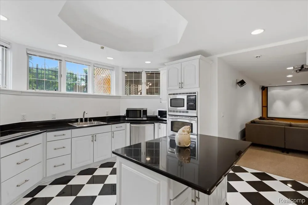 3965 Loch Bend Drive Commerce Charter Township, MI 48382