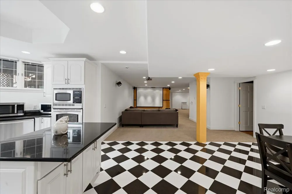 3965 Loch Bend Drive Commerce Charter Township, MI 48382