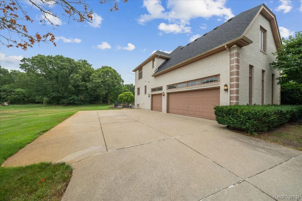3965 Loch Bend Drive Commerce Charter Township, MI 48382