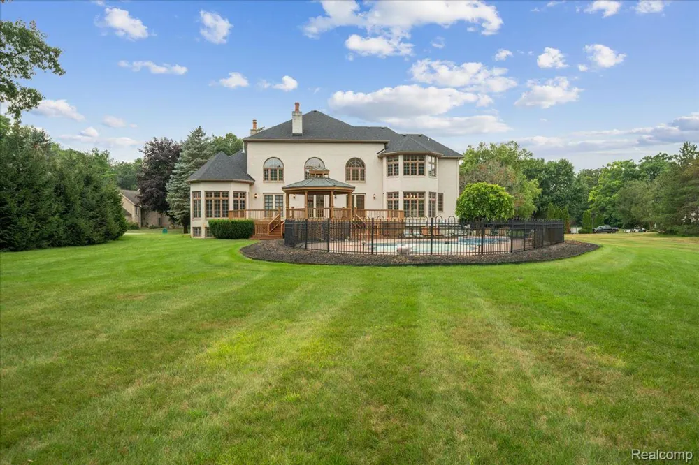 3965 Loch Bend Drive Commerce Charter Township, MI 48382