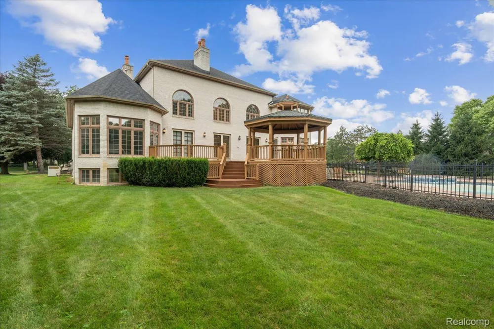 3965 Loch Bend Drive Commerce Charter Township, MI 48382