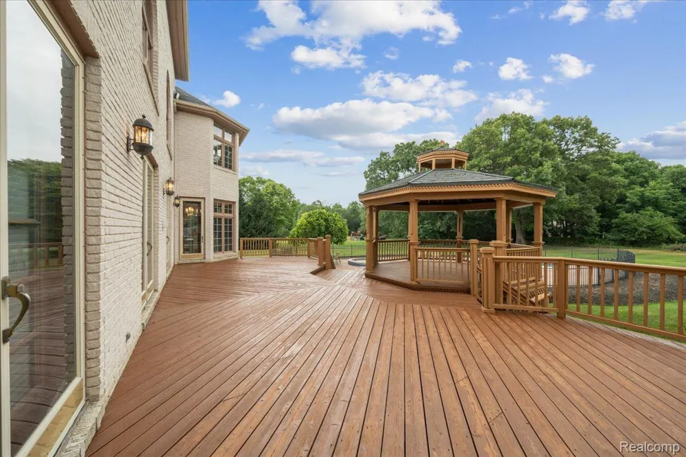 3965 Loch Bend Drive Commerce Charter Township, MI 48382