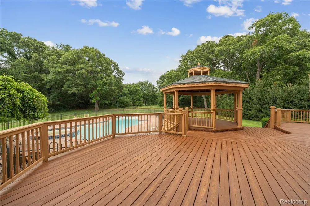 3965 Loch Bend Drive Commerce Charter Township, MI 48382