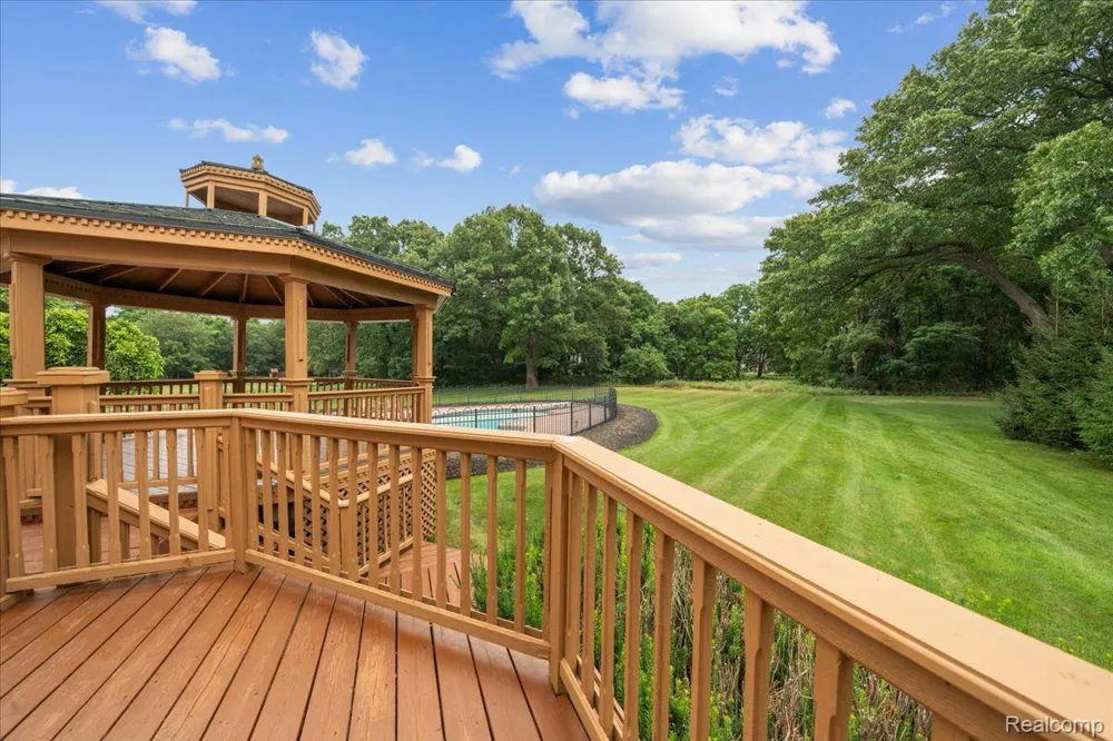 3965 Loch Bend Drive Commerce Charter Township, MI 48382