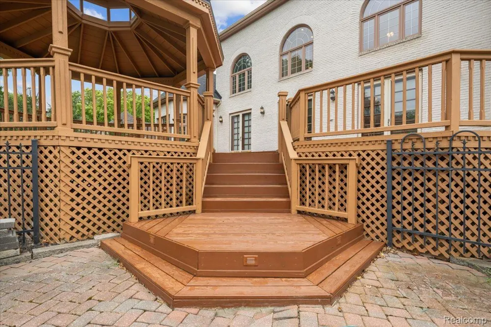 3965 Loch Bend Drive Commerce Charter Township, MI 48382