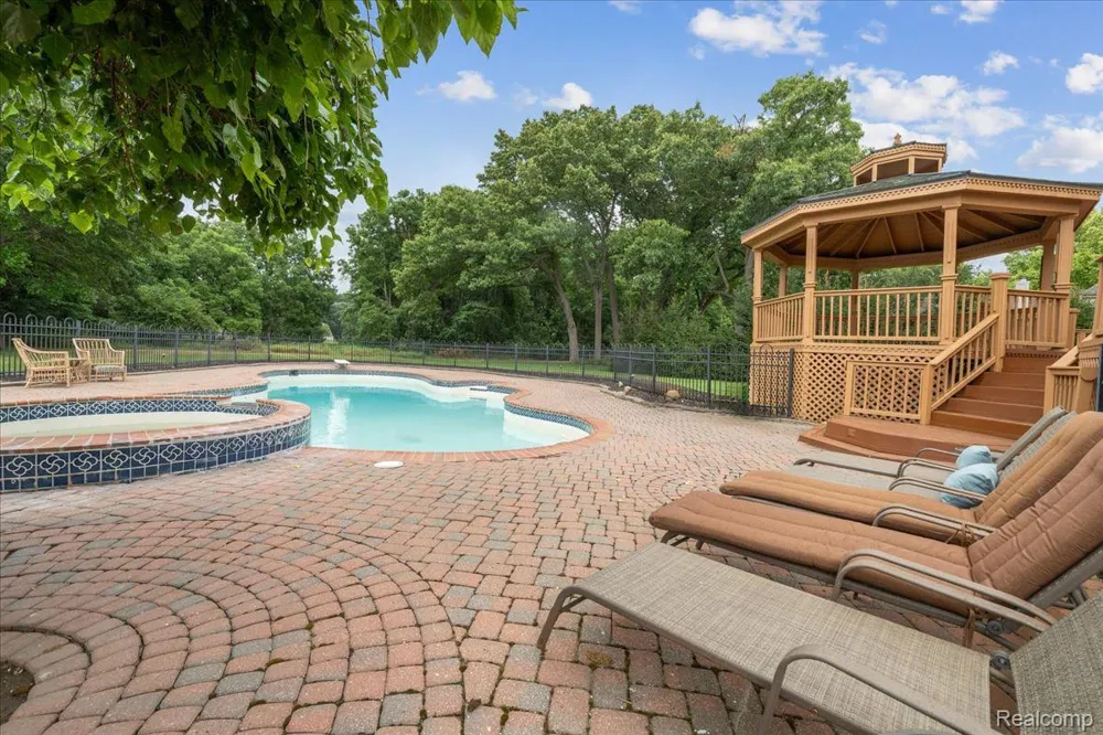 3965 Loch Bend Drive Commerce Charter Township, MI 48382