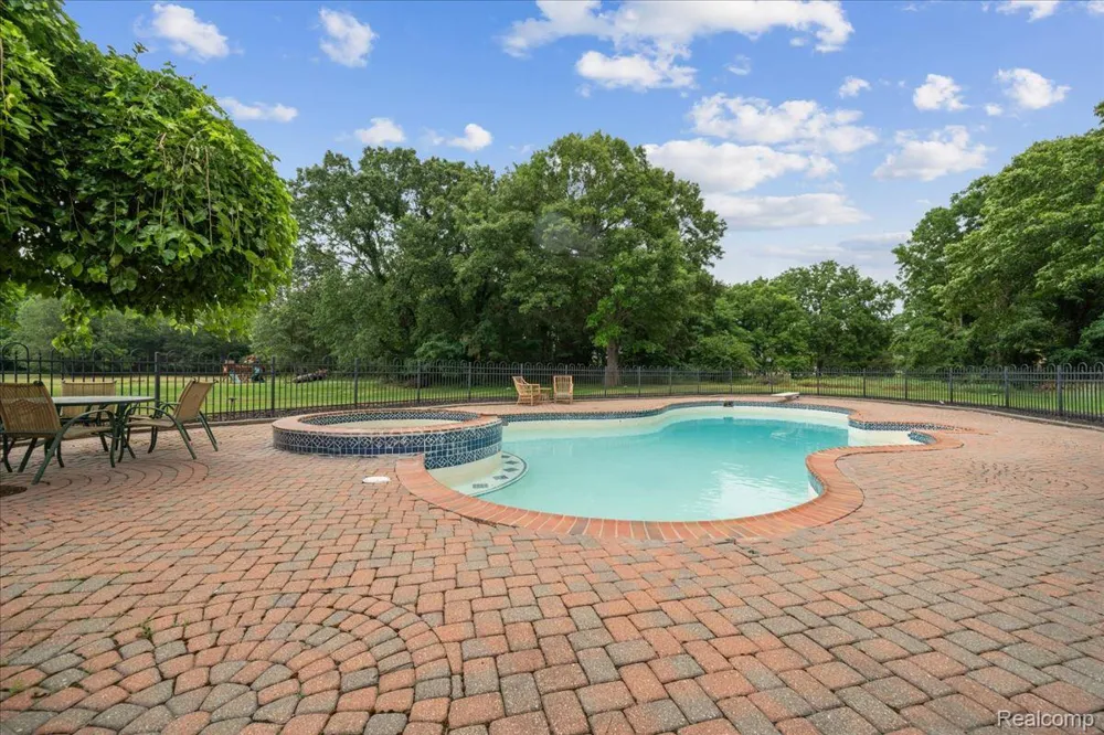 3965 Loch Bend Drive Commerce Charter Township, MI 48382