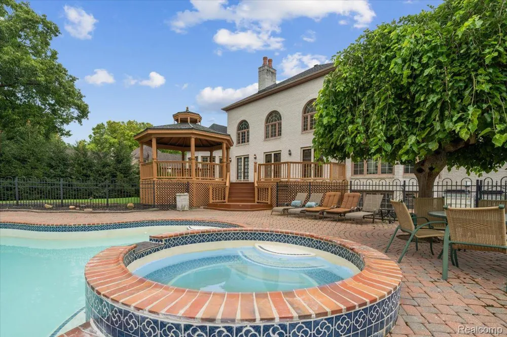 3965 Loch Bend Drive Commerce Charter Township, MI 48382