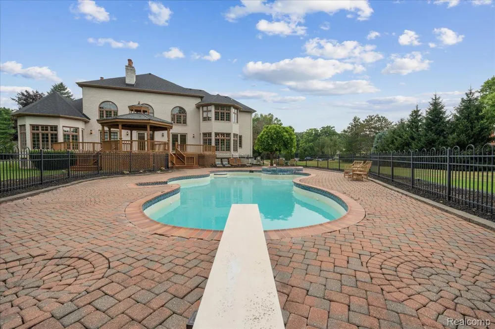 3965 Loch Bend Drive Commerce Charter Township, MI 48382