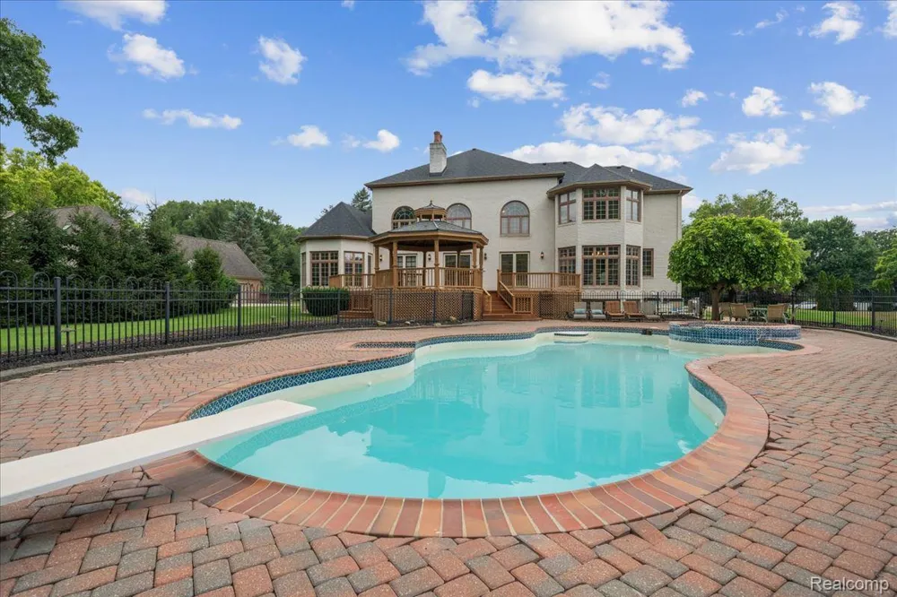 3965 Loch Bend Drive Commerce Charter Township, MI 48382