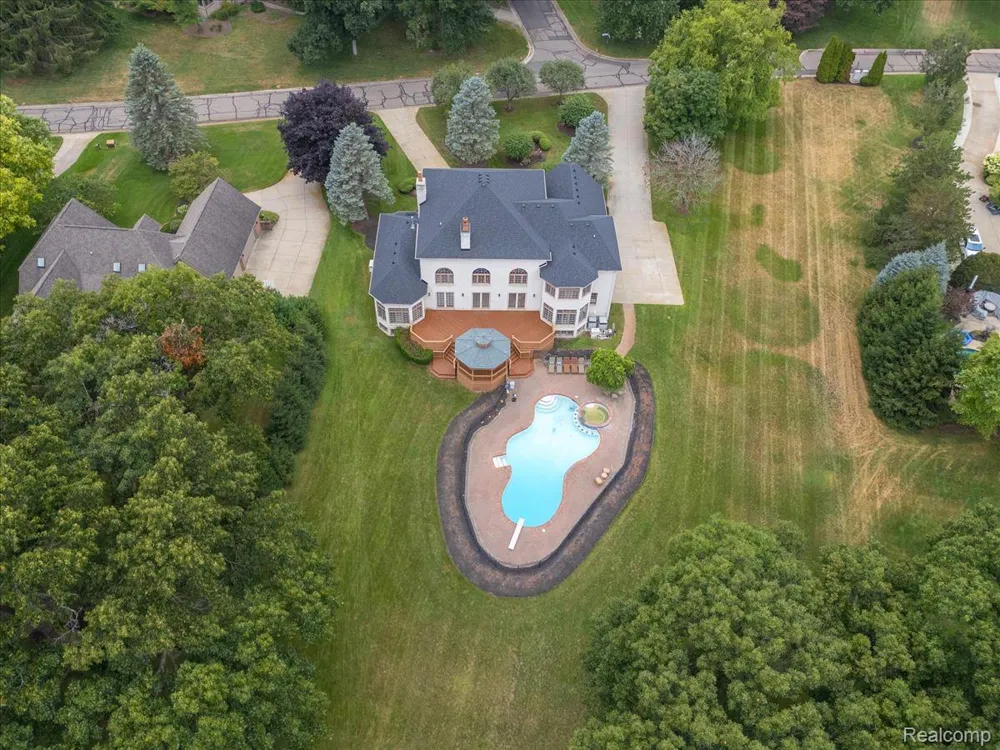 3965 Loch Bend Drive Commerce Charter Township, MI 48382