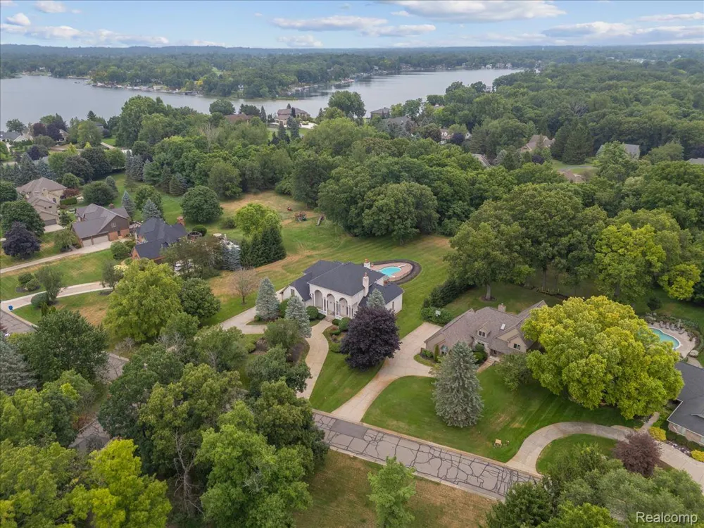 3965 Loch Bend Drive Commerce Charter Township, MI 48382