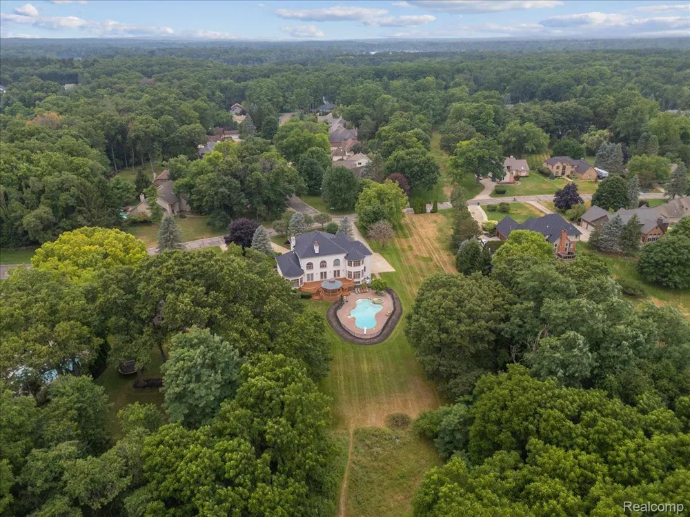 3965 Loch Bend Drive Commerce Charter Township, MI 48382