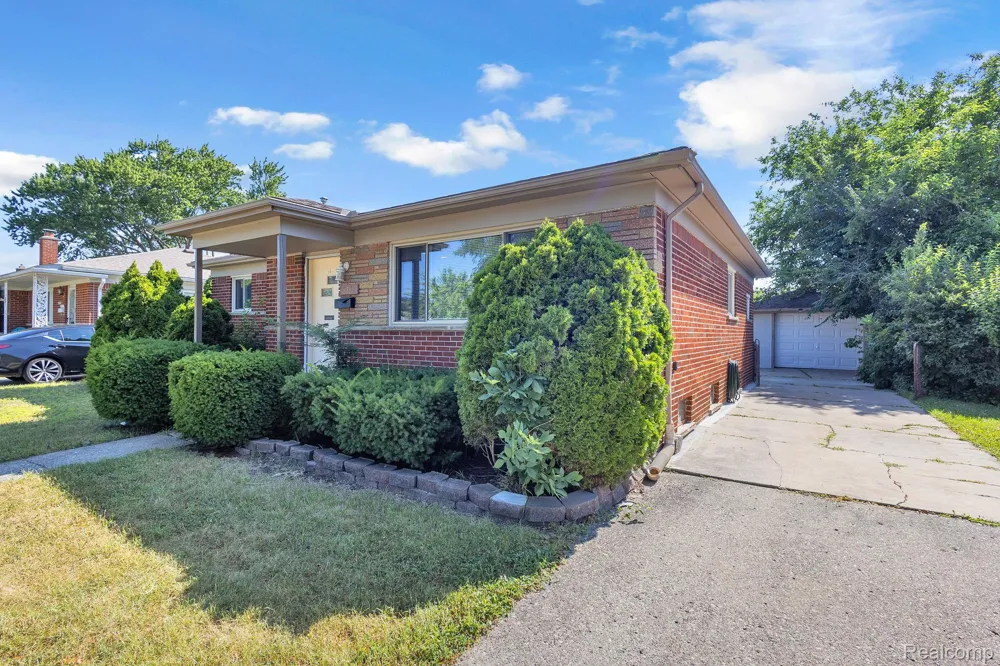 8484 Berwyn Street Dearborn Heights City, MI 48127