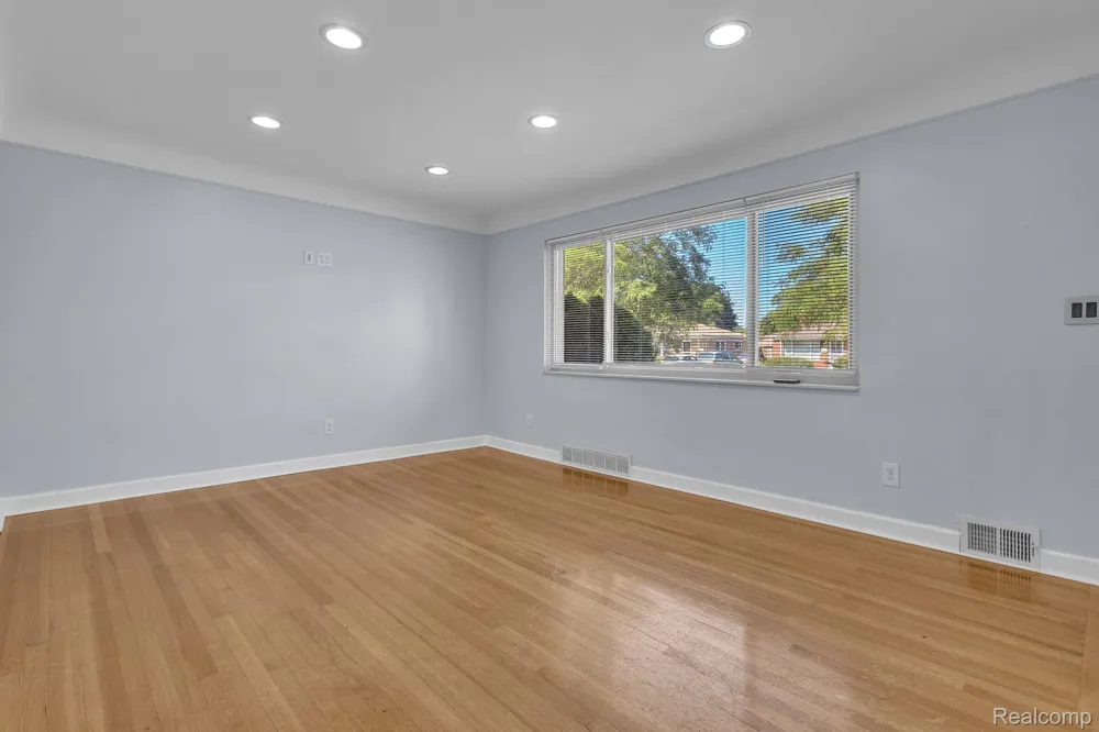 8484 Berwyn Street Dearborn Heights City, MI 48127