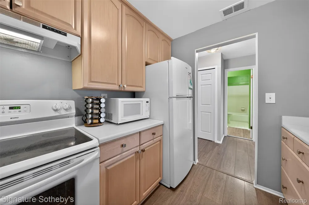 875 S Pontiac Trail #B208 Walled Lake City, MI 48390
