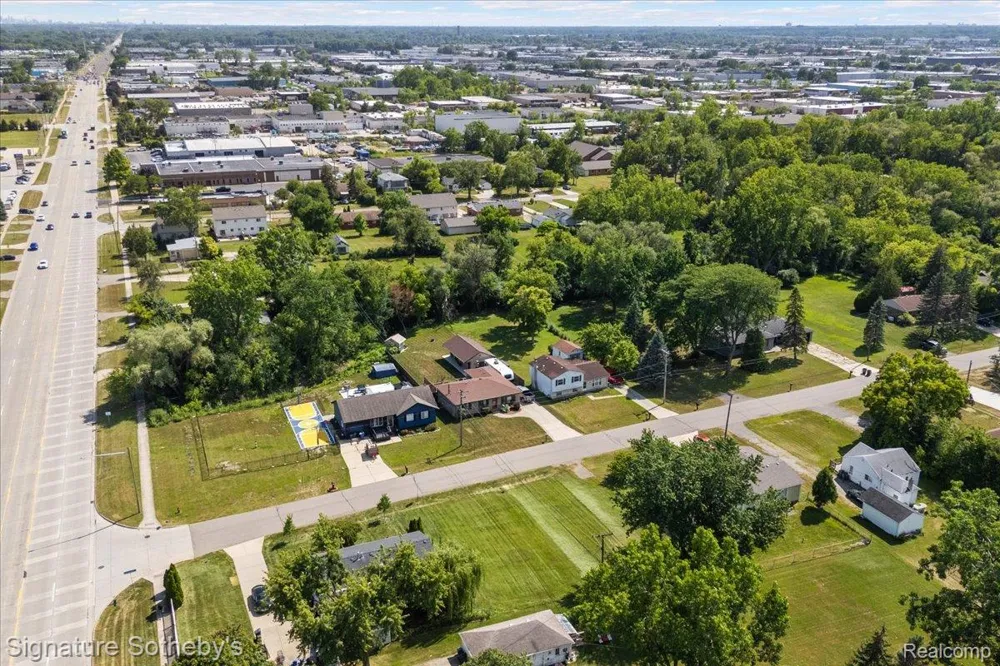 2983 Dashwood Drive Troy City, MI 48083