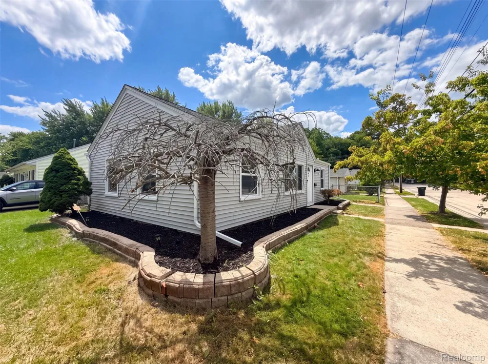 26375 Normandy Street Roseville City, MI 48066
