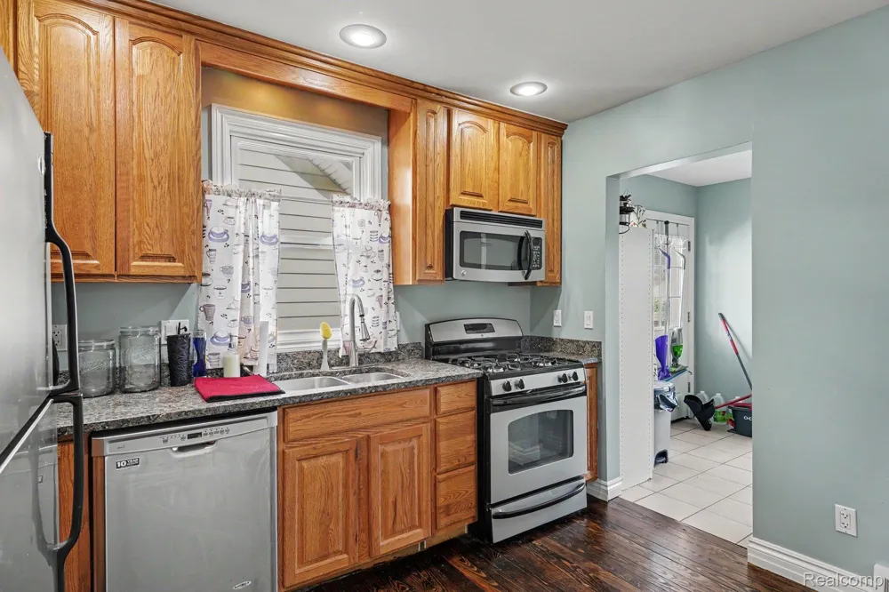 3018 Cass Lake Avenue Keego Harbor City, MI 48320