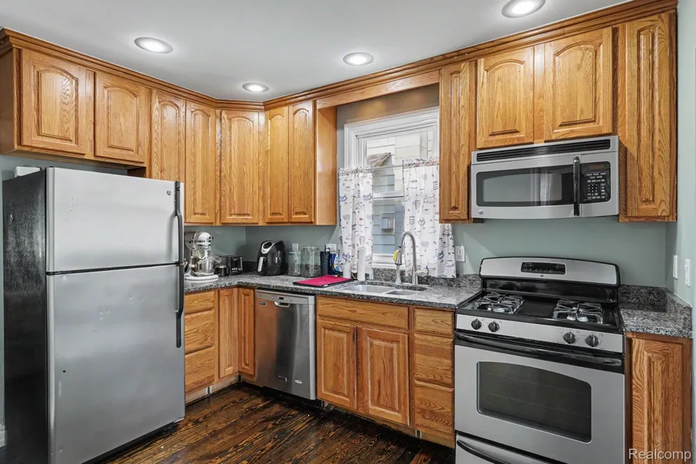 3018 Cass Lake Avenue Keego Harbor City, MI 48320