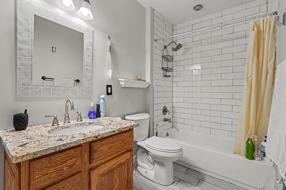 3018 Cass Lake Avenue Keego Harbor City, MI 48320