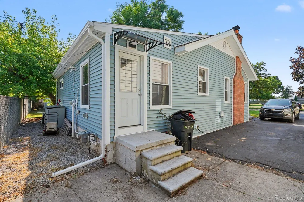 3018 Cass Lake Avenue Keego Harbor City, MI 48320