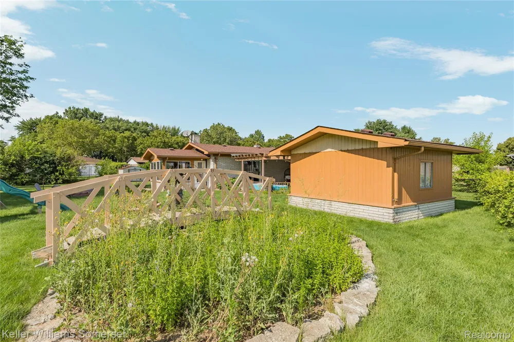 36221 Pickwick Court Sterling Heights City, MI 48310