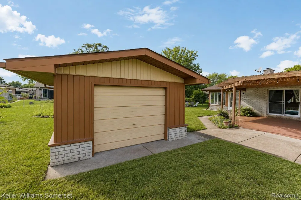 36221 Pickwick Court Sterling Heights City, MI 48310