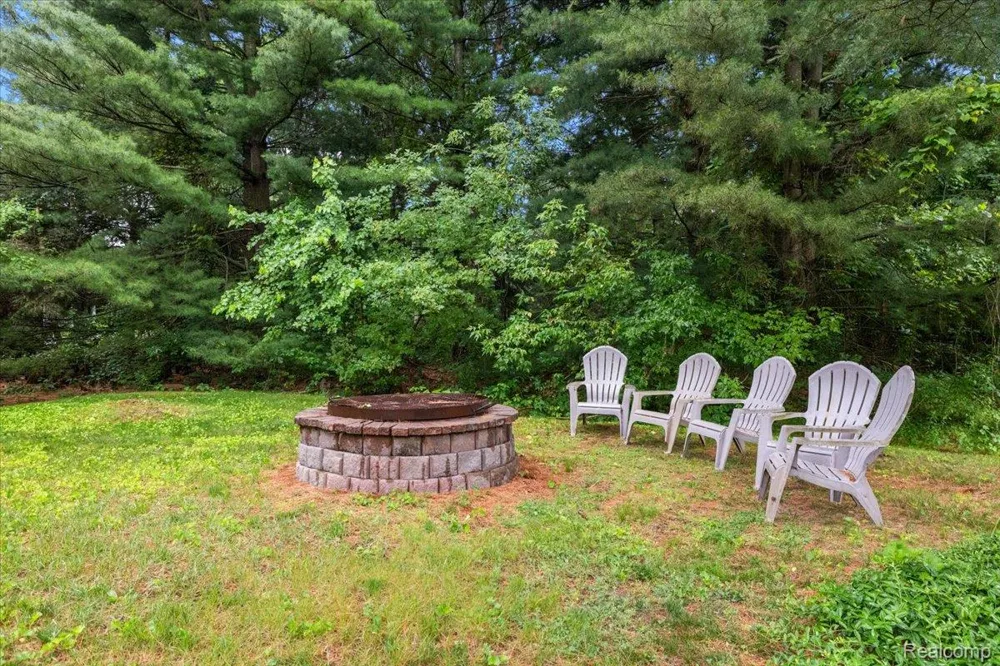 4700 Botany Glen Commerce Charter Township, MI 48382