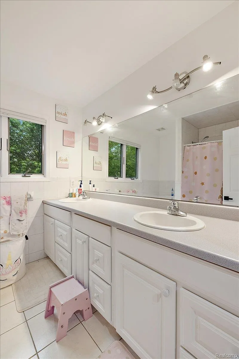 4700 Botany Glen Commerce Charter Township, MI 48382