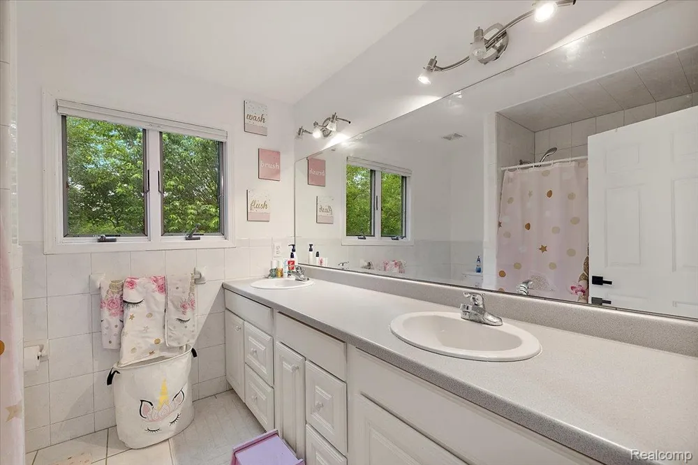4700 Botany Glen Commerce Charter Township, MI 48382