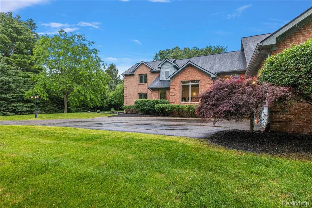 4700 Botany Glen Commerce Charter Township, MI 48382