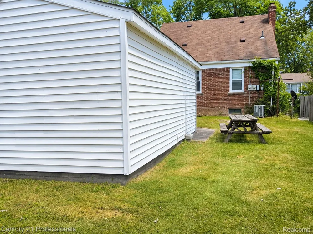 11377 Fenton Redford Charter Township, MI 48239
