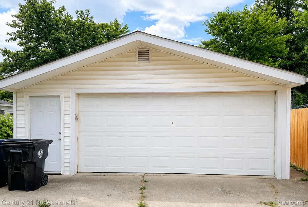 11377 Fenton Redford Charter Township, MI 48239