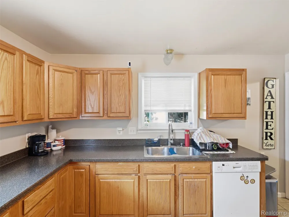 15714 McGuire Street Taylor City, MI 48180