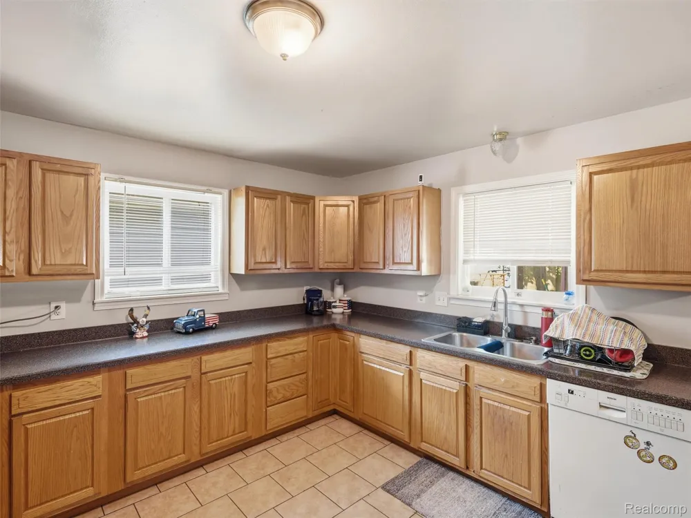15714 McGuire Street Taylor City, MI 48180