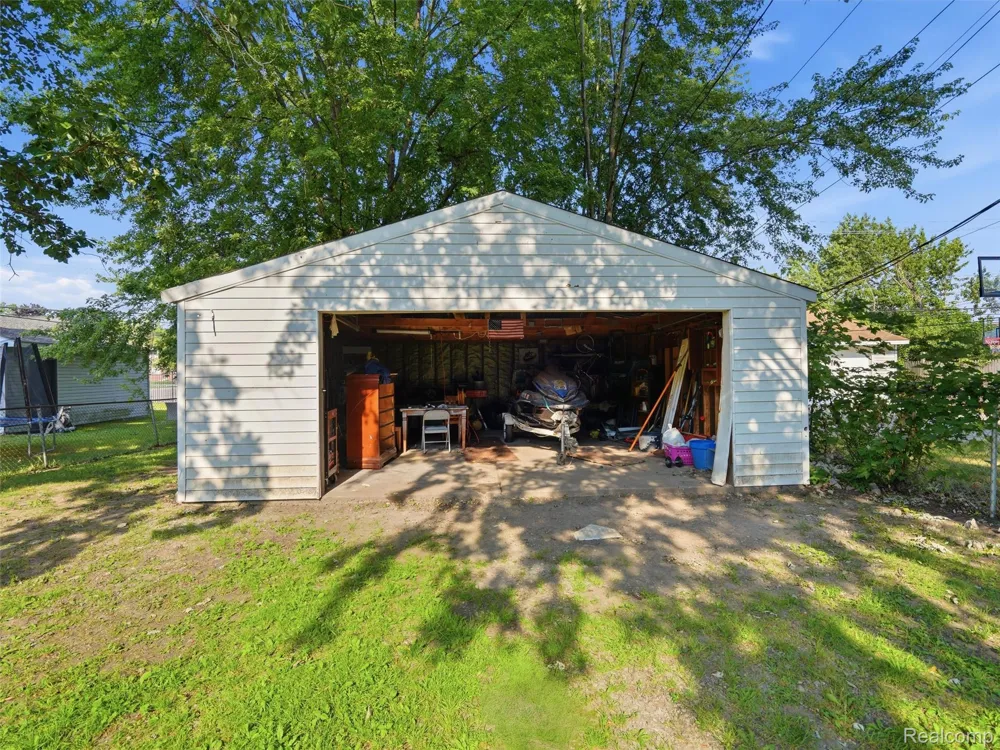 15714 McGuire Street Taylor City, MI 48180
