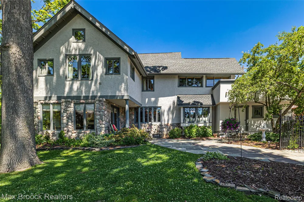 532 Brookside Avenue Birmingham City, MI 48009