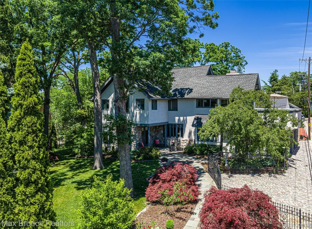 532 Brookside Avenue Birmingham City, MI 48009