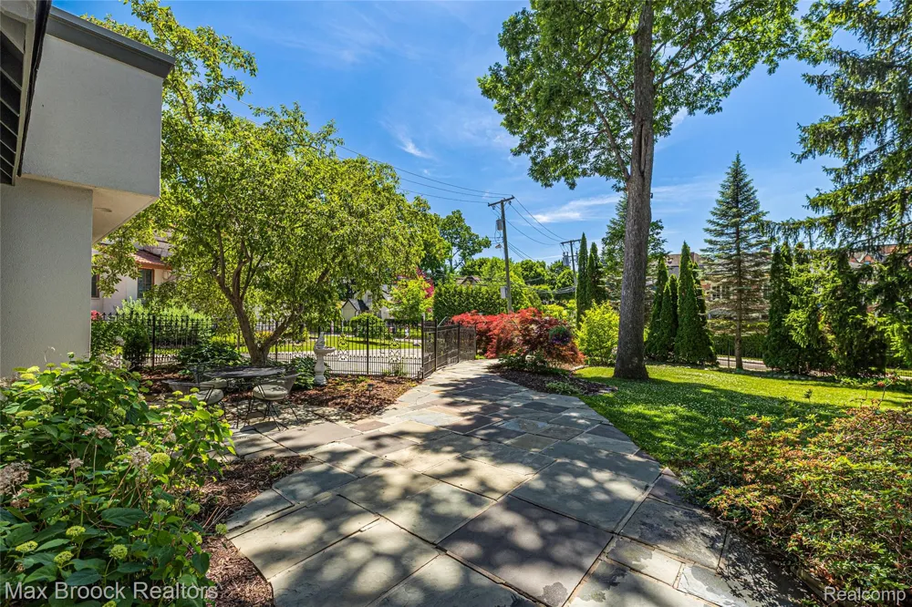 532 Brookside Avenue Birmingham City, MI 48009