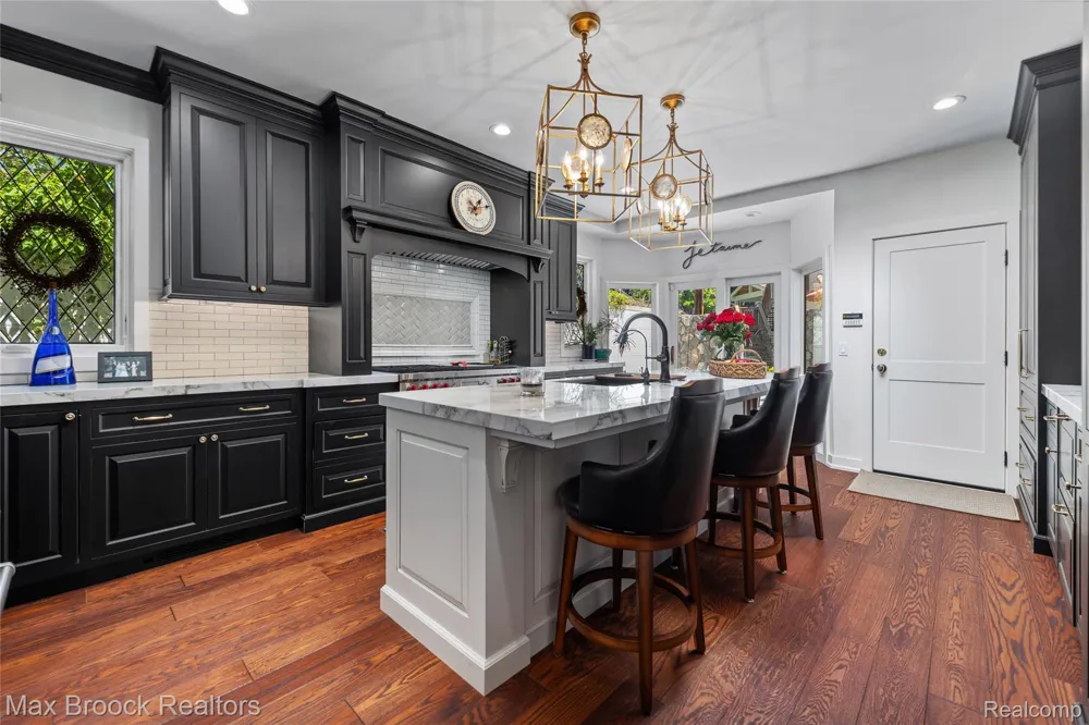 532 Brookside Avenue Birmingham City, MI 48009