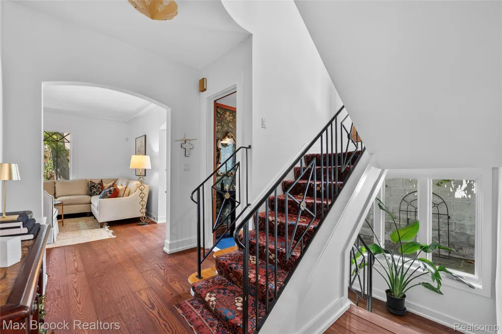 532 Brookside Avenue Birmingham City, MI 48009