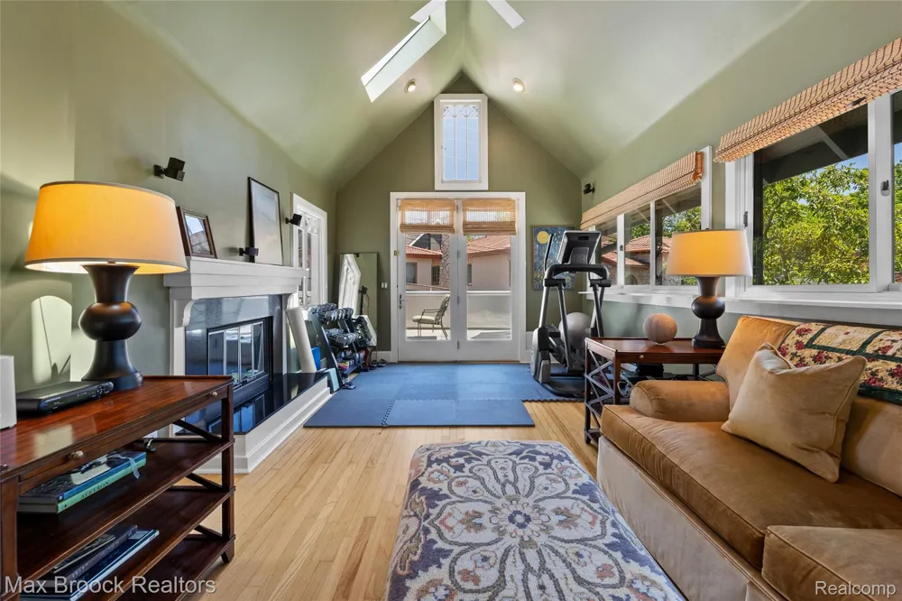 532 Brookside Avenue Birmingham City, MI 48009
