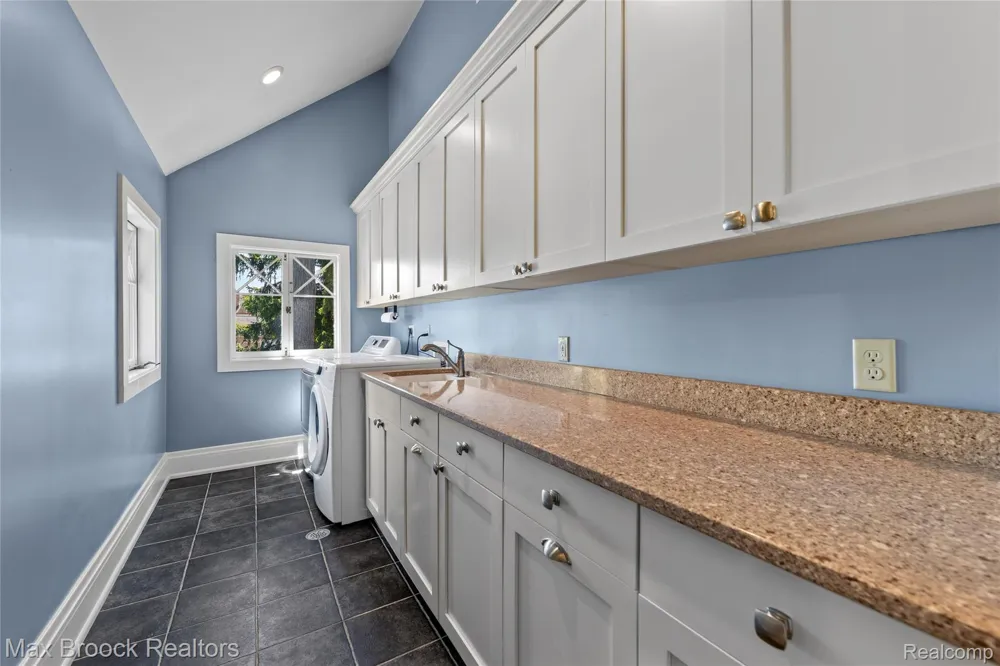 532 Brookside Avenue Birmingham City, MI 48009
