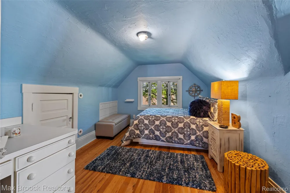 532 Brookside Avenue Birmingham City, MI 48009